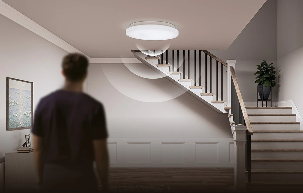 Plafonieră Yeelight MercuryE C260 instalată în holul de lângă scări, cu vizualizarea funcționării senzorului de mișcare.