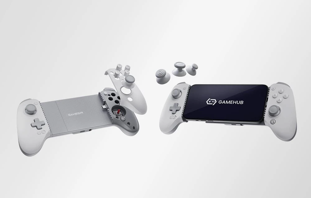 Două controlere GameSir – unul deschis cu piese detașabile, celălalt cu un smartphone atașat și logo-ul GameHub pe ecran