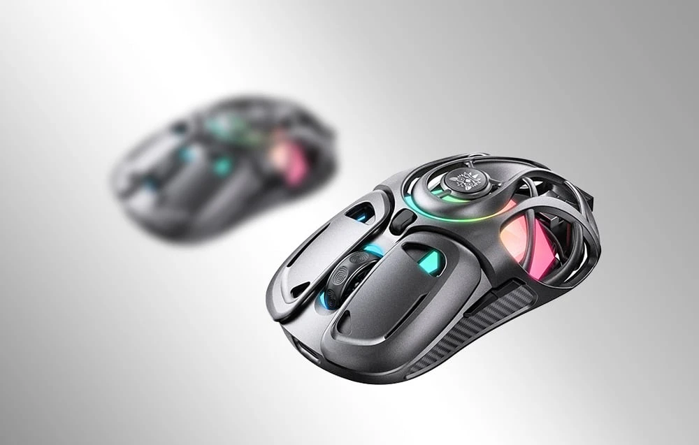 Două mouse-uri de gaming negre cu lumină de fundal și găuri pe fundal gri