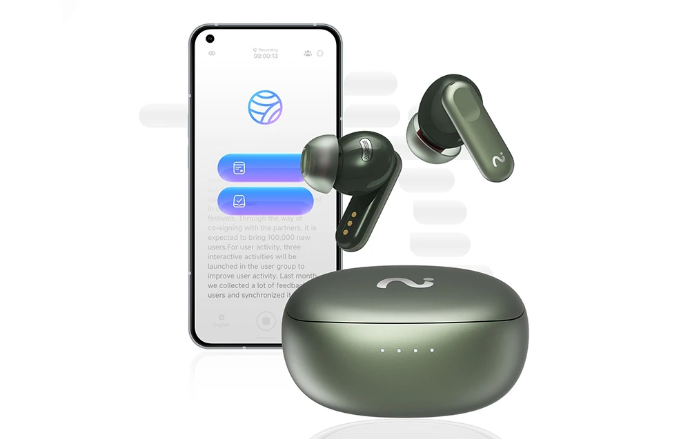 Un smartphone cu o aplicație deschisă, alături de două căști intraauriculare și o cutie de încărcare.