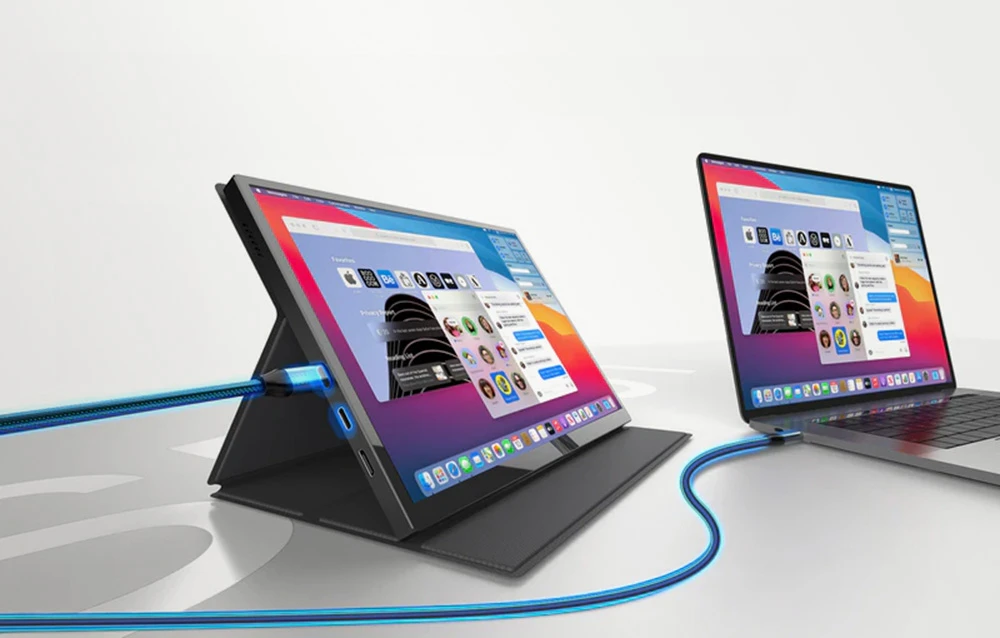 Un ecran portabil conectat la un laptop printr-un cablu albastru.