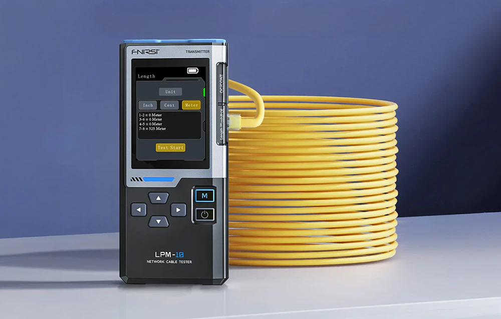 Un detector digital de cabluri cu ecran color se află lângă un cablu galben înfășurat.