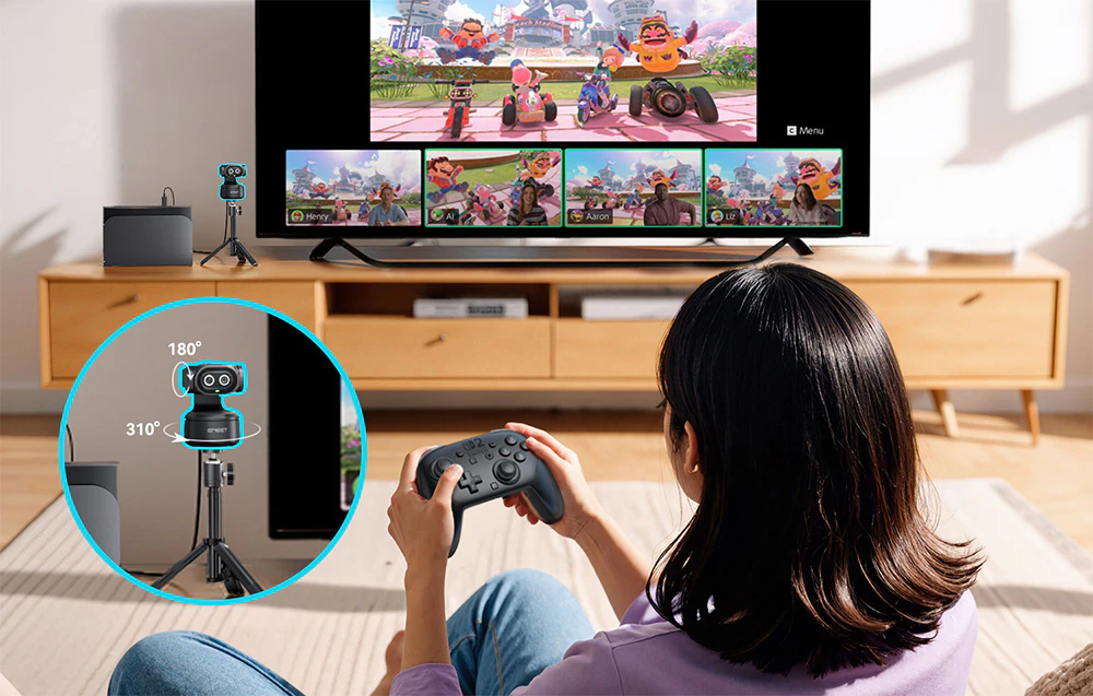 O femeie stă pe canapeaua din sufragerie ținând un gamepad; pe televizor se afișează un joc, iar camera web se află lângă acesta