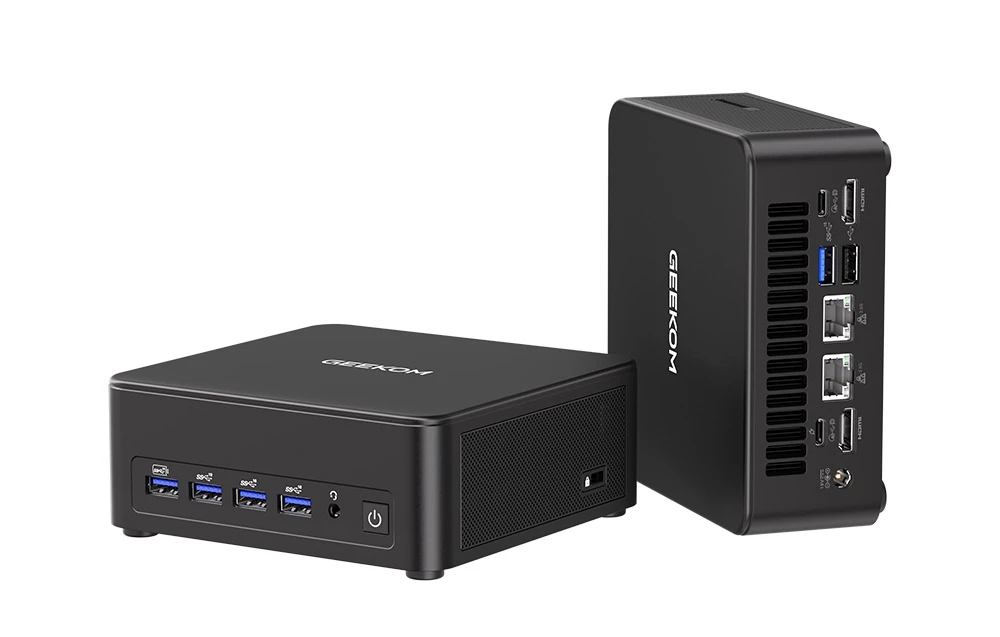 Două mini PC-uri GEEKOM expuse pe un fundal luminos, prezentând panoul frontal și setul de porturi de pe partea din spate a carcasei.