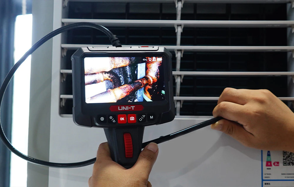 Un videoboroscop utilizat pentru inspectarea componentelor din interiorul unei unități de ventilație.