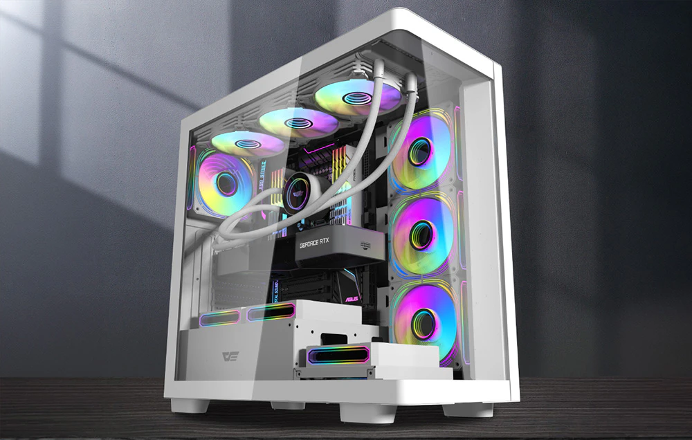 Carcasă albă pentru computer cu componente instalate, amplasată într-o cameră întunecată