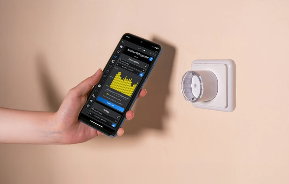 Aplicație pentru smartphone care prezintă statistici privind consumul de energie lângă un Shelly Plug S deconectat dintr-o priză
