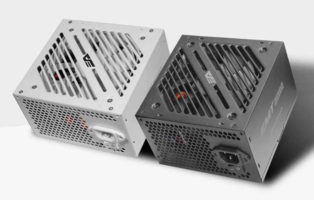 Sursă de alimentare pentru computer gri și albă pe un fundal gri