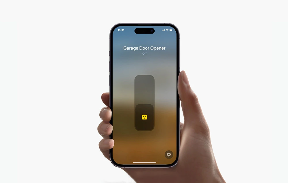 Smartphone cu aplicație care controlează dispozitivul de deschidere a ușii de garaj pe ecran