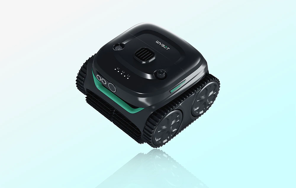 Robot negru pentru piscină cu accente turcoaz prezentat dintr-o perspectivă izometrică pe un fundal albastru deschis cu reflexie