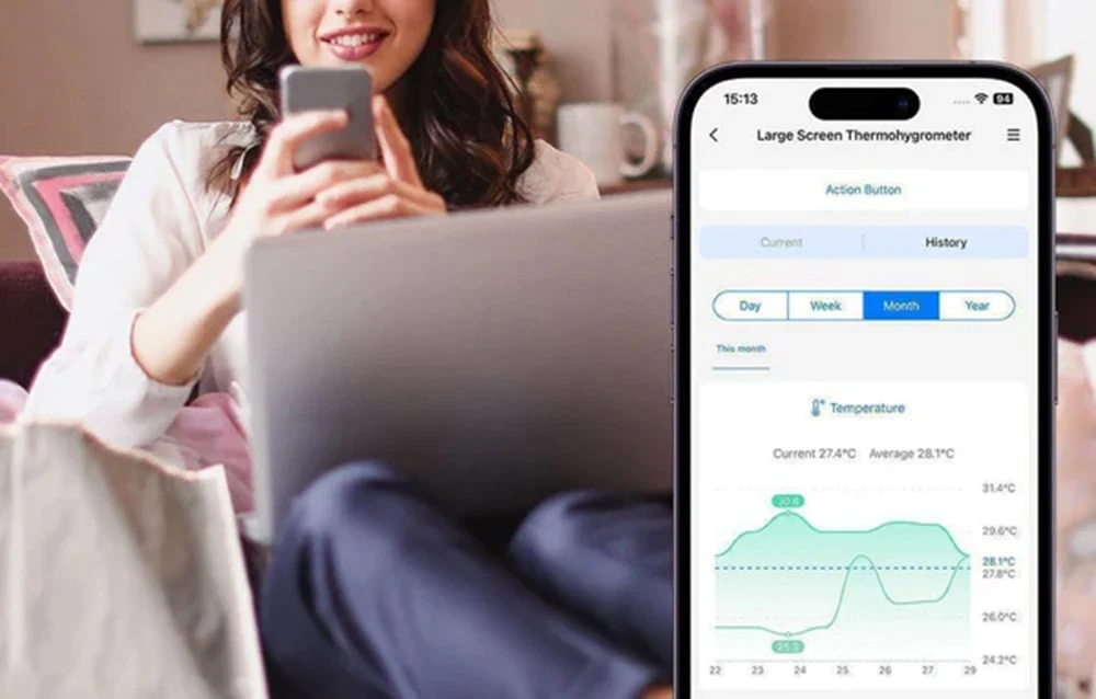 Femeie stând cu telefonul în mână, lângă ecranul mărit al smartphone-ului cu aplicația termohigrometru care afișează datele de temperatură