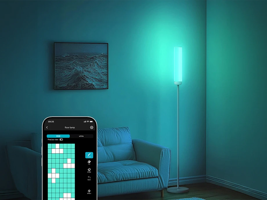 Un smartphone cu o aplicație de control al iluminatului deschisă, pe fundalul unei camere cu o lampă coloană care strălucește în turcoaz.
