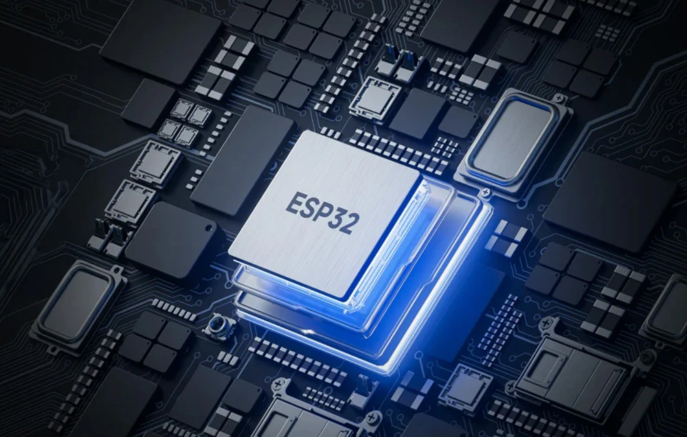 Cip ESP32 montat pe un PCB cu iluminare de fundal albastră, înconjurat de alte componente electronice