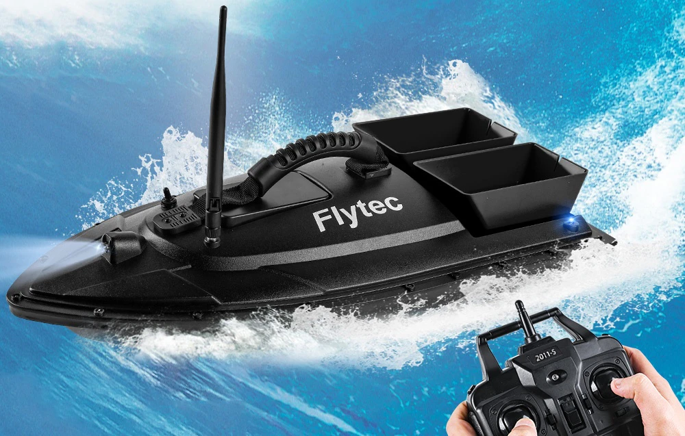 O barcă Flytec neagră în mișcare pe apă albastră cu o telecomandă în mână