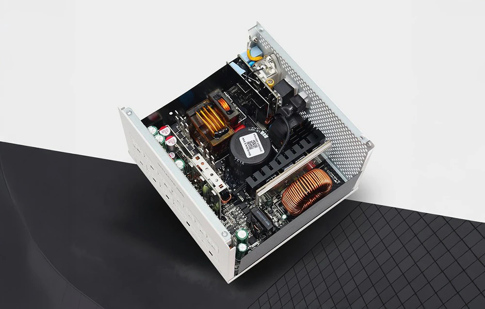 Sursă de alimentare albă pentru computer cu un disc într-un balon albastru pe un fundal gri