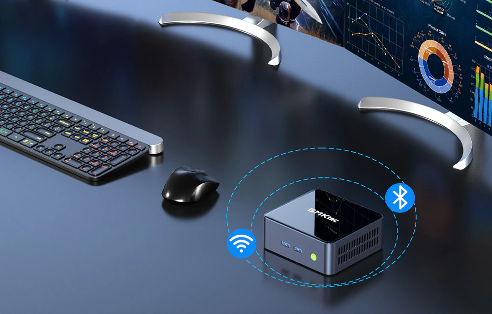 Mini PC GMKtec pe birou cu pictograme Bluetooth și Wi-Fi, lângă tastatură și monitoare curbate