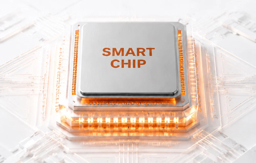 Un procesor argintiu-cupru cu inscripția „SMART CHIP” montat pe o placă de circuit albă