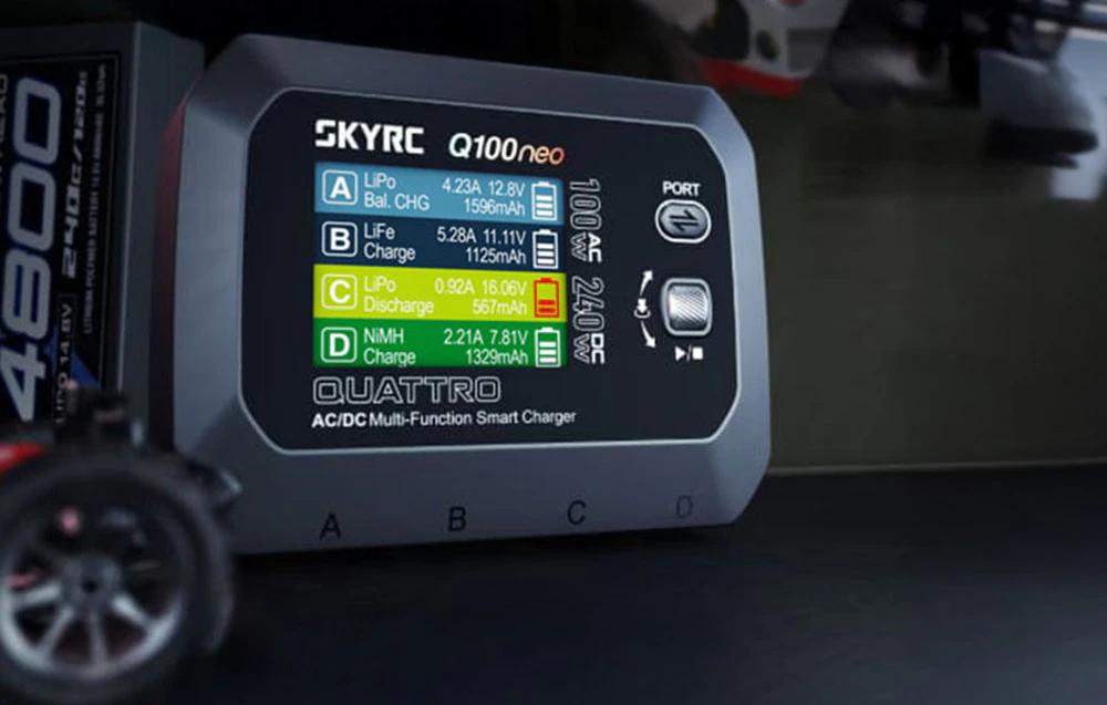 Imaginea de aproape a ecranului încărcătorului SKYRC Q100neo care afișează parametrii de încărcare ai celor patru canale.