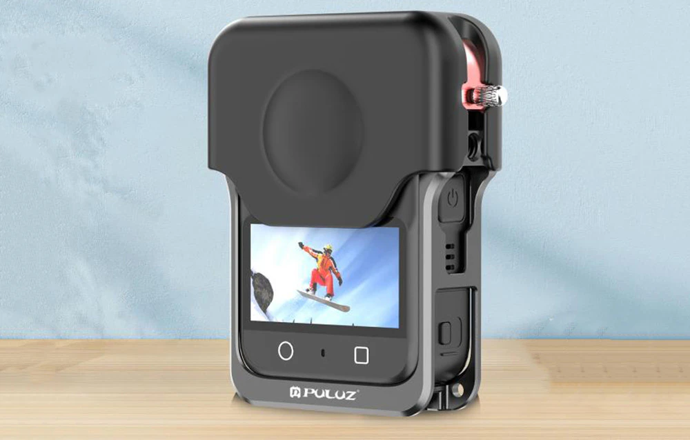 Cameră de 360 de grade în cușcă de protecție și capac de silicon plasată pe o masă de lemn