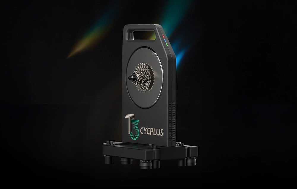 Trainer Cycplus T3 pe fundal negru