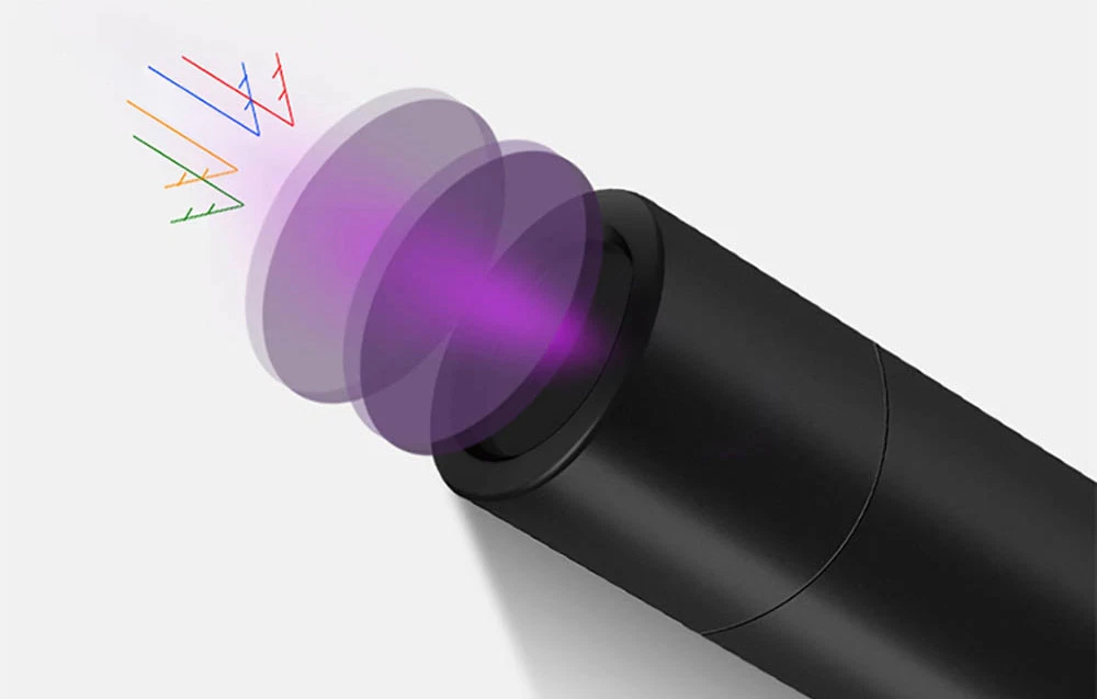 Un prim-plan al vârfului lanternei care emite un fascicul de lumină violetă care trece prin filtrele violete ale lentilei.