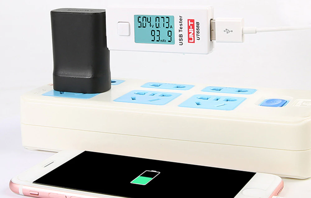 Tester USB care monitorizează parametrii de încărcare ai smartphone-ului în timp ce este conectat la un încărcător de perete.