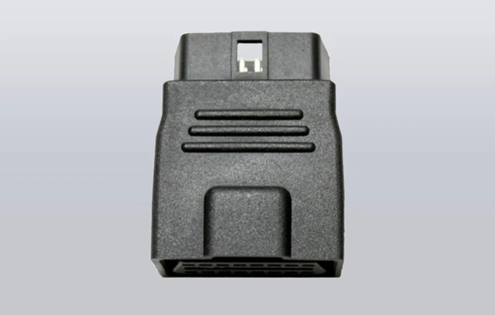 Adaptor de extensie OBD-II negru pe fundal gri