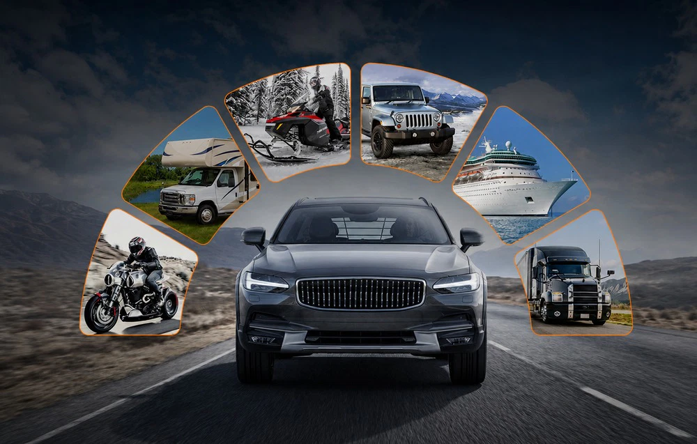 O mașină modernă pe șosea, cu elemente grafice care ilustrează diverse tipuri de vehicule compatibile cu dispozitivul