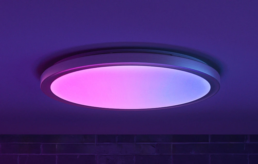 Prim plan al lămpii Yeelight Jupiter D C500 care emite lumină roz și albastră.