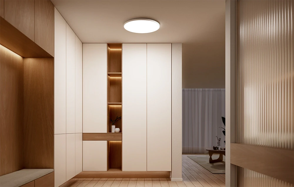 Coridor cu dressinguri și plafonieră Yeelight Mercury C300 aprinsă.