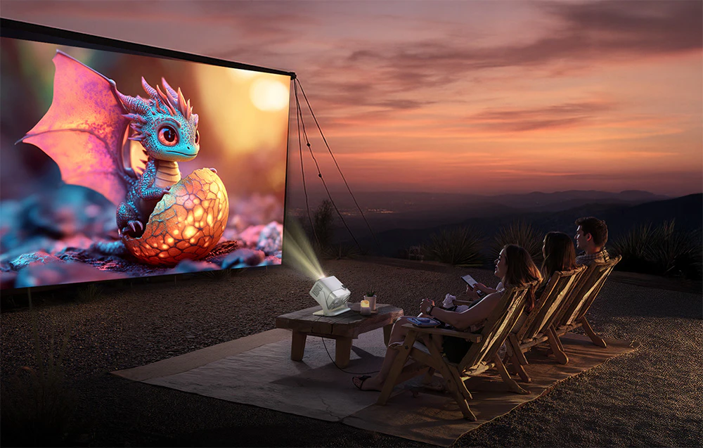 Trei persoane stau pe șezlonguri în aer liber la apusul soarelui și se uită la un film proiectat pe un ecran mare cu un dragon animat