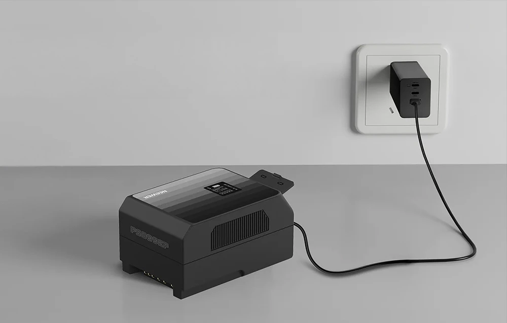 Baterie Neewer conectată printr-un cablu USB la un încărcător de curent alternativ negru, conectat la o priză de perete albă.