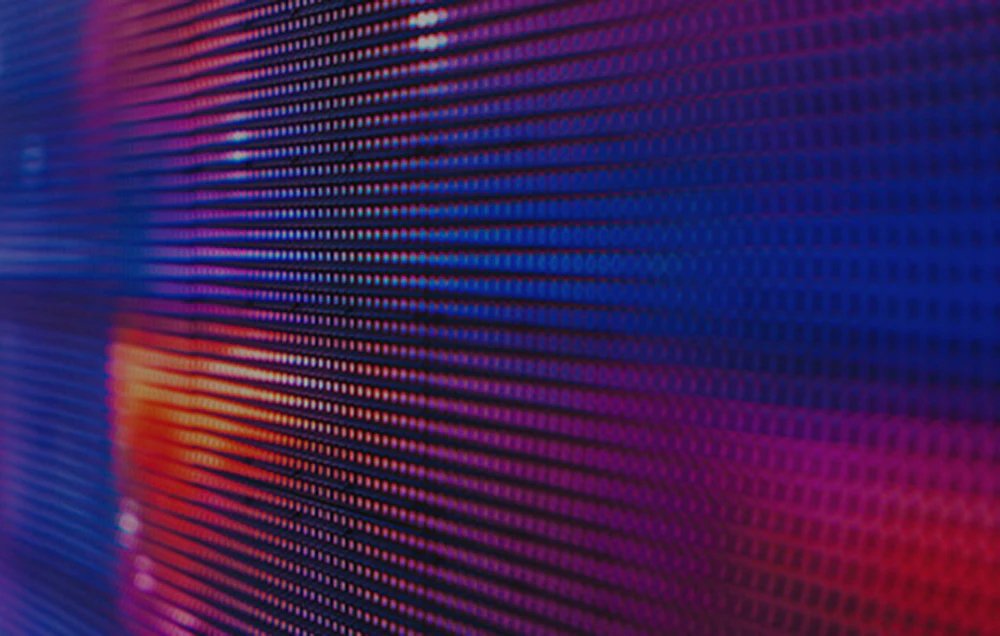 Macrodetaliu al ecranului tabletei care arată structura pixelilor ecranului cu un gradient de culoare