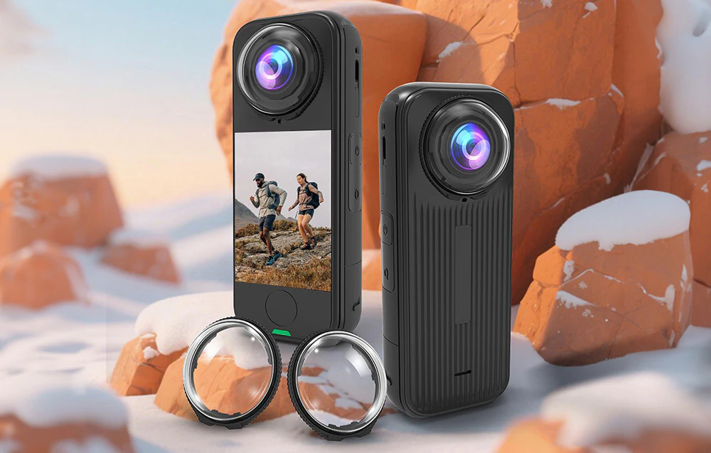 Două camere Insta360 X4 și două capace de obiectiv pe un fundal de stânci maro cu zăpadă
