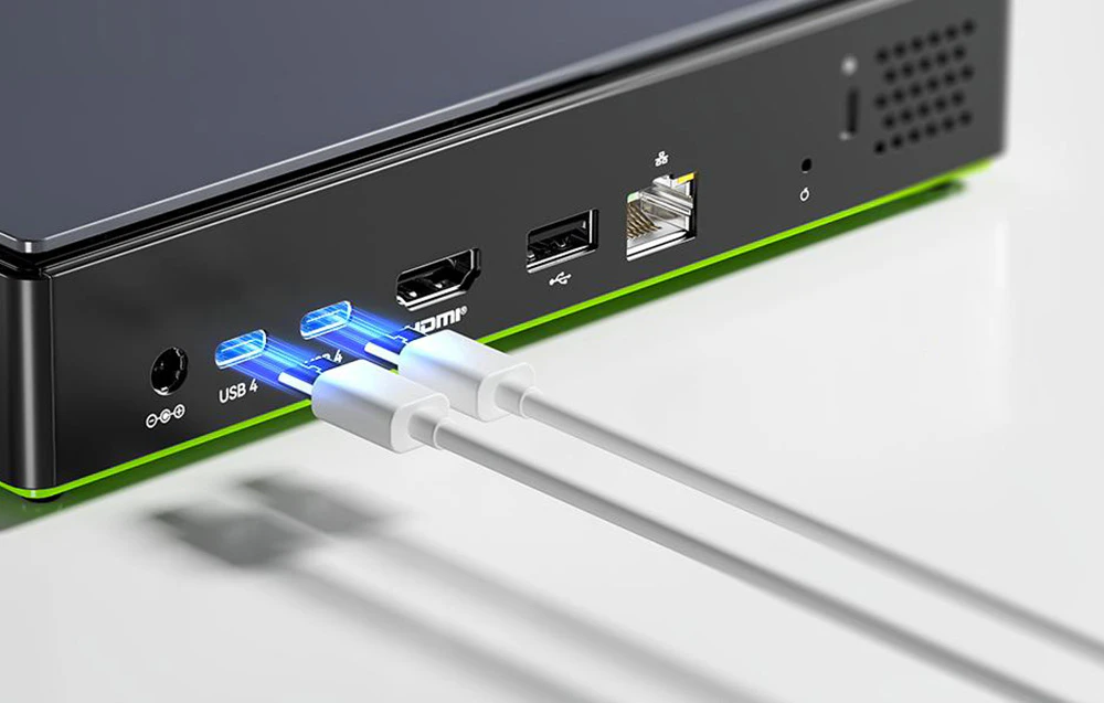 Panoul din spate al mini PC-ului GMKtec K13 cu cabluri USB4 conectate, care prezintă porturi HDMI, USB și LAN.