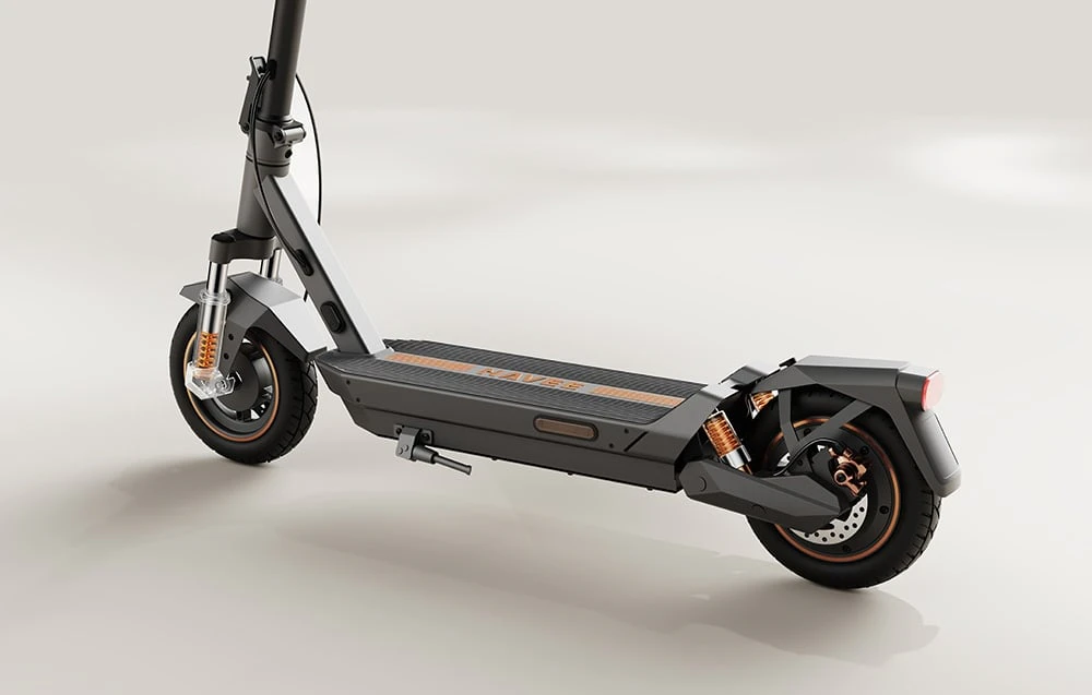 Un scuter electric Navee văzut din lateral, cu suspensia față și spate vizibile