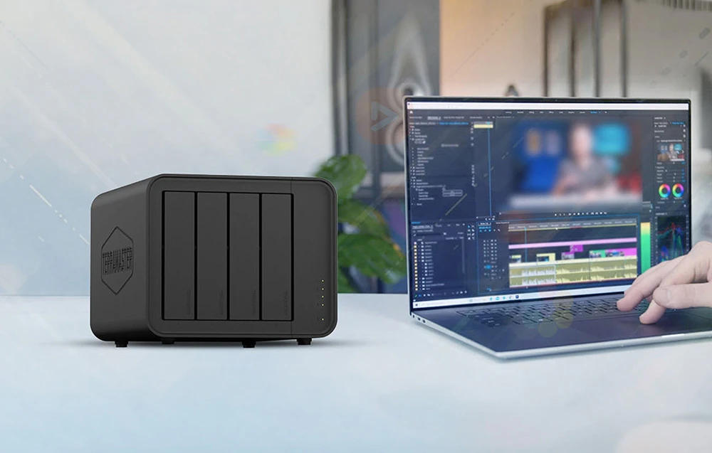 Un server DAS amplasat lângă un laptop pe care este deschis un program de editare video