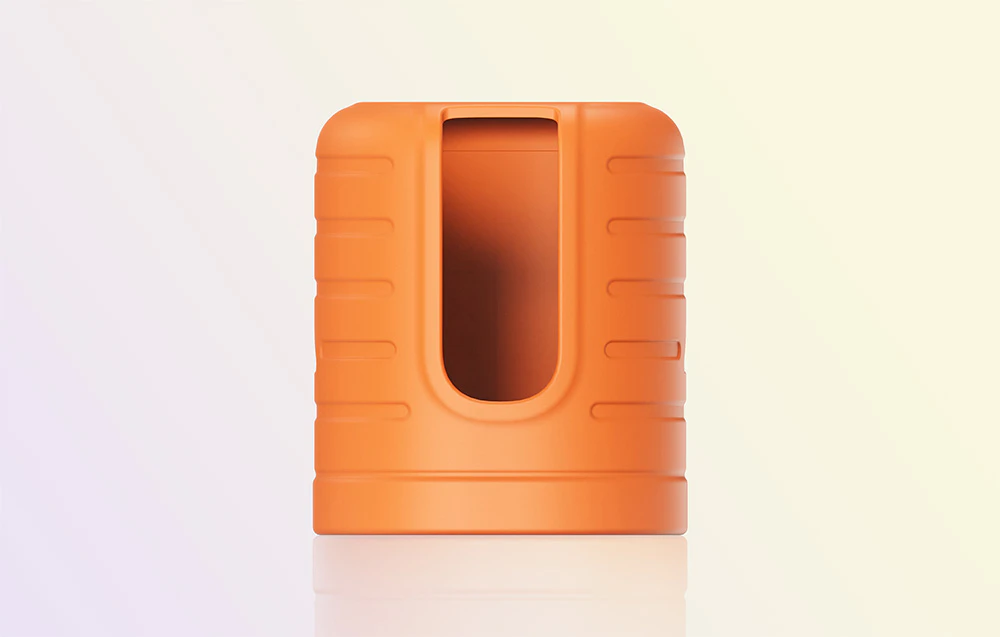 Husă de protecție din silicon portocaliu pentru pompa de călătorie Nano Pump pe un fundal pastelat deschis