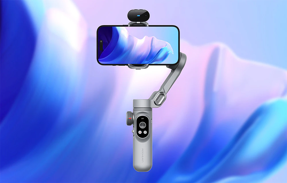 Un stabilizator portabil cu un smartphone și un modul de cameră pe un fundal abstract, în culori pastelate.