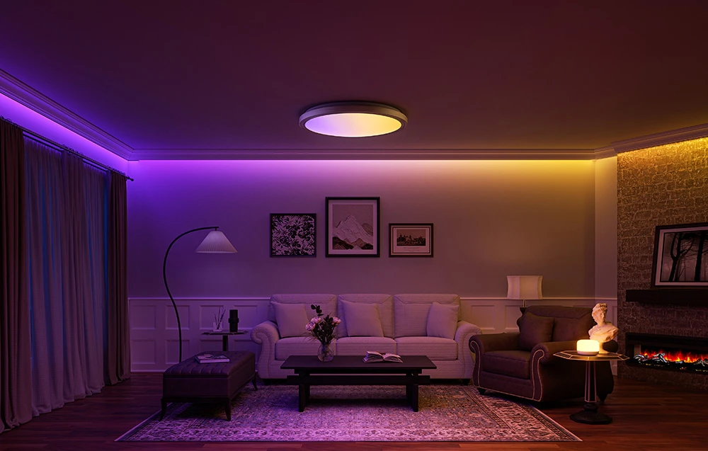 Cameră de zi cu șemineu și lampă Yeelight Jupiter D C500, iluminată în violet și galben.