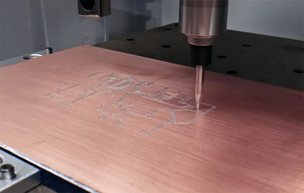Prim-plan al frezei routerului CNC gravând un model pe o placă de lemn