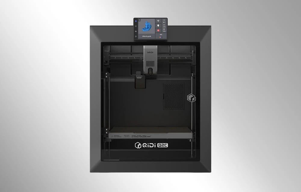 Vedere frontală a unei imprimante 3D QIDI negre, cu ecran tactil și cameră de imprimare goală