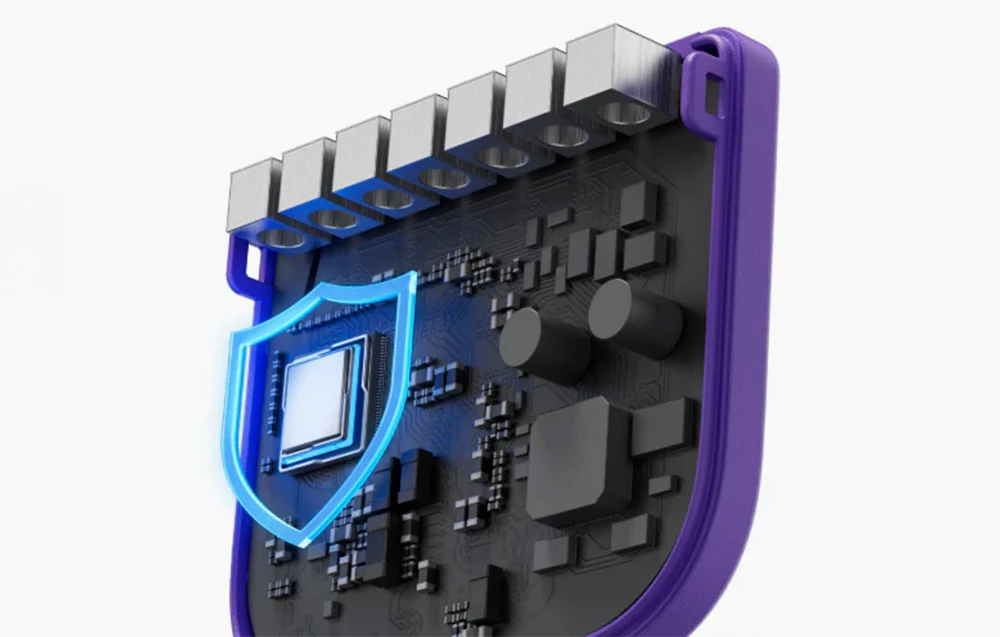 Vedere în perspectivă a modulului electronic cu cip în capac albastru, componente negre și carcasă violet