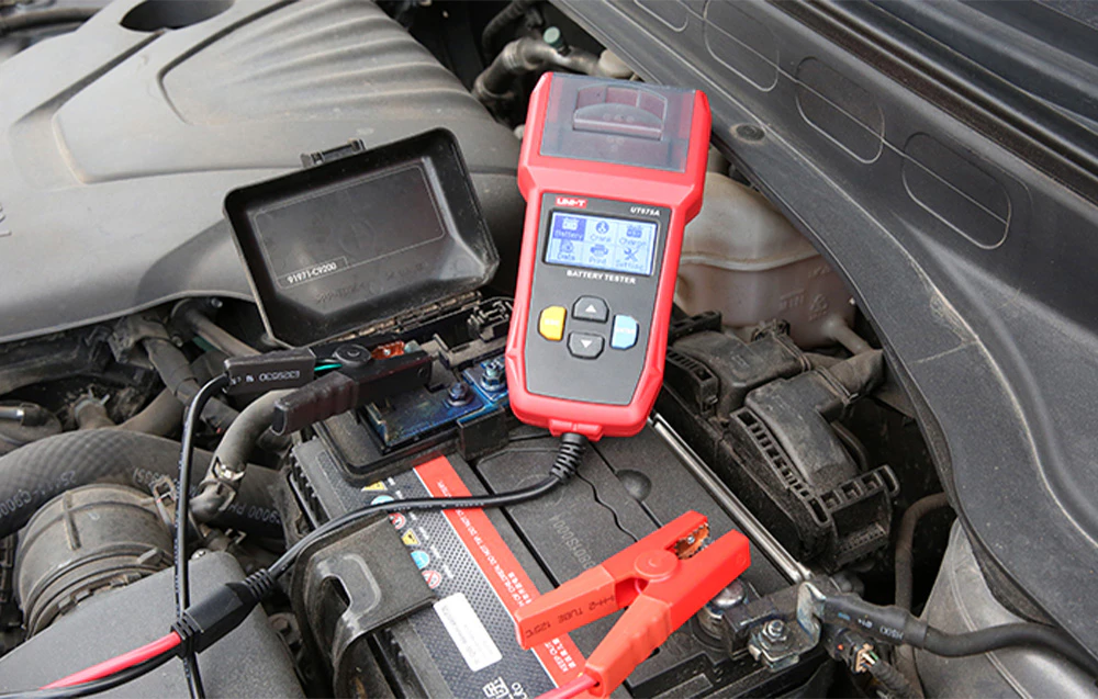 Testerul de baterii este conectat la bateria din compartimentul motorului în timpul diagnosticării stării și a parametrilor de funcționare ai acesteia.