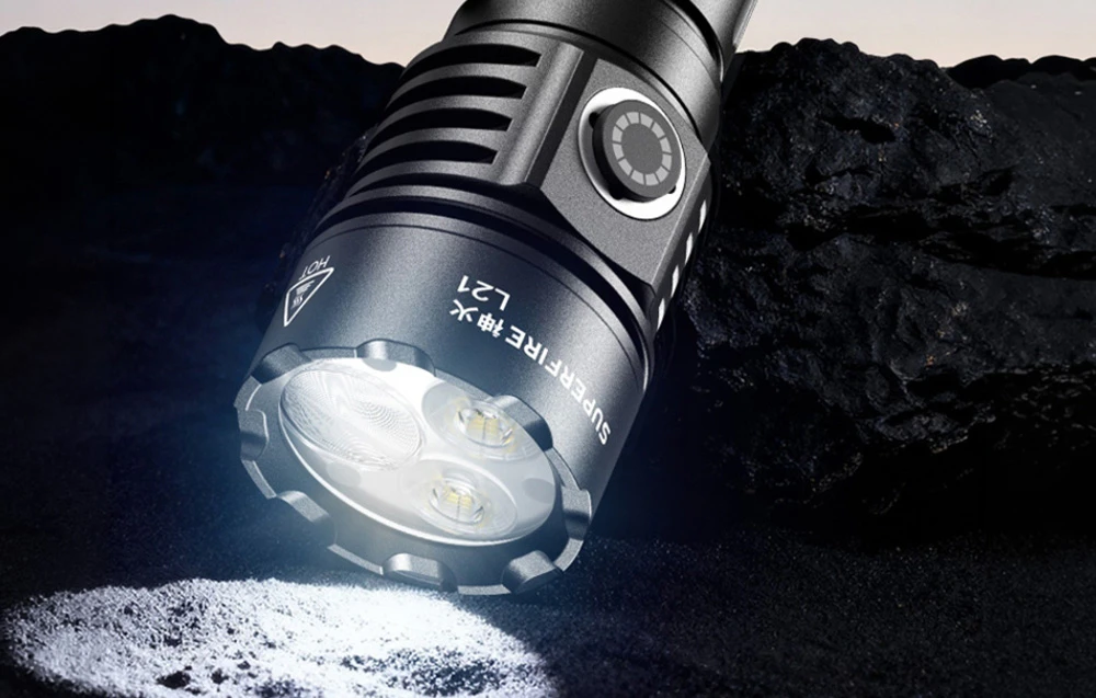 Încărcător Superfire negru care luminează solul