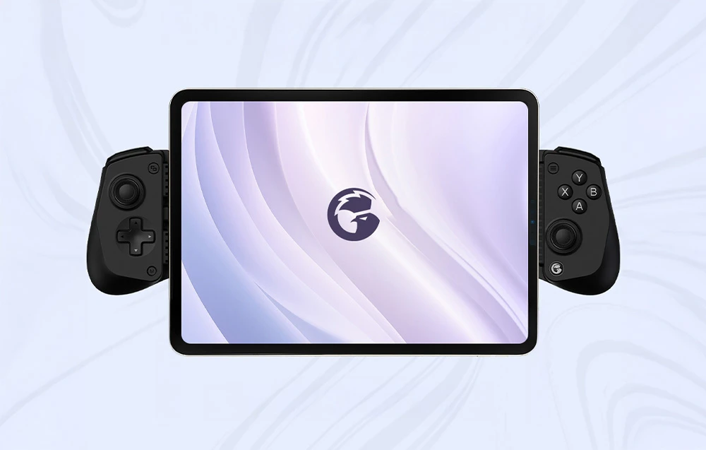 O tabletă cu sigla GameSir montată într-un controller negru, vizibilă pe un fundal deschis.