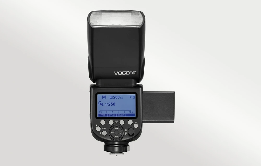 Blițul Godox V860III cu o baterie dedicată litiu-ion care se extrage lateral din carcasă
