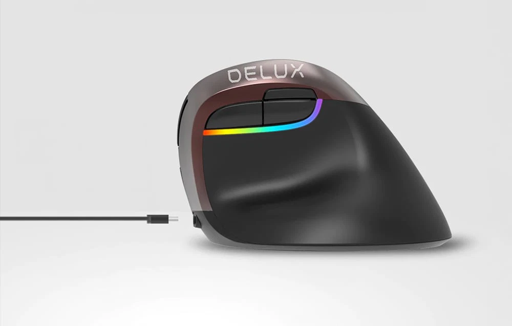 Mouse vertical ergonomic cu iluminare RGB, prezentat din profil lângă un cablu USB-C.