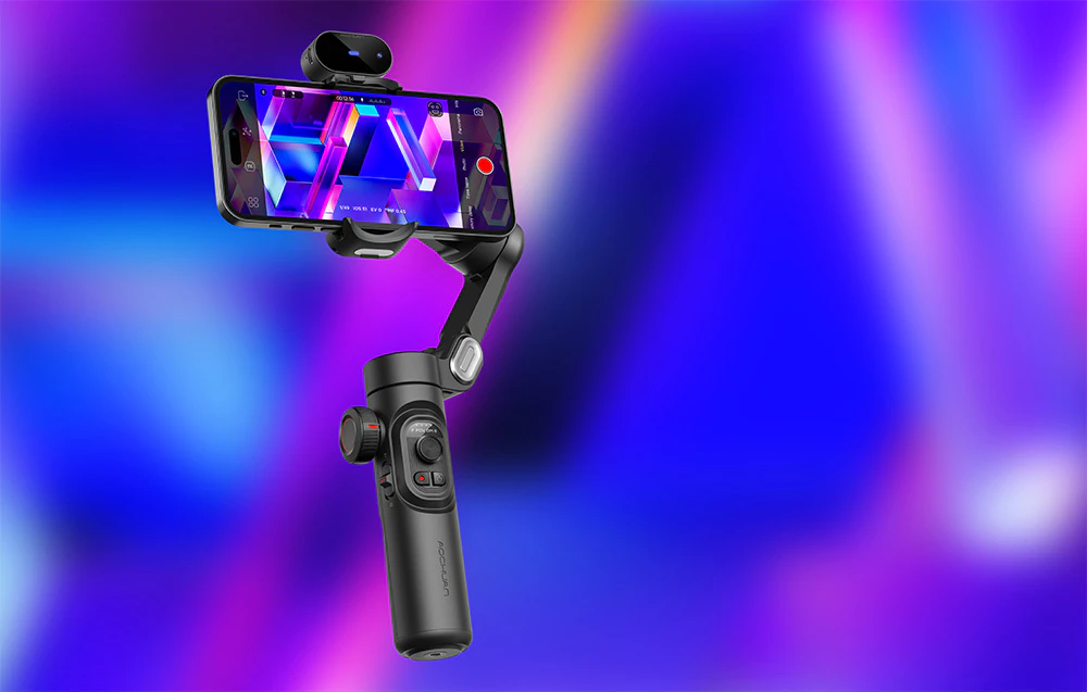 Un gimbal cu un smartphone în timpul înregistrării, prezentat pe un fundal albastru-violet cu efect de lumină.