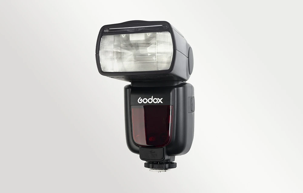 Blițul Godox TT600 negru văzut din față pe un fundal gri